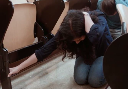 photo of how to respond when in a theatre from www.ShakeOutBC.ca